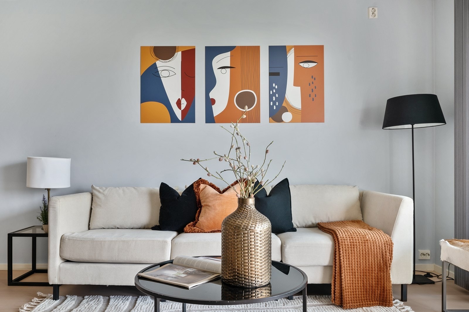 Lys og innbydende stue, perfekt for avslapning og sosiale sammenkomster. Galleribilde