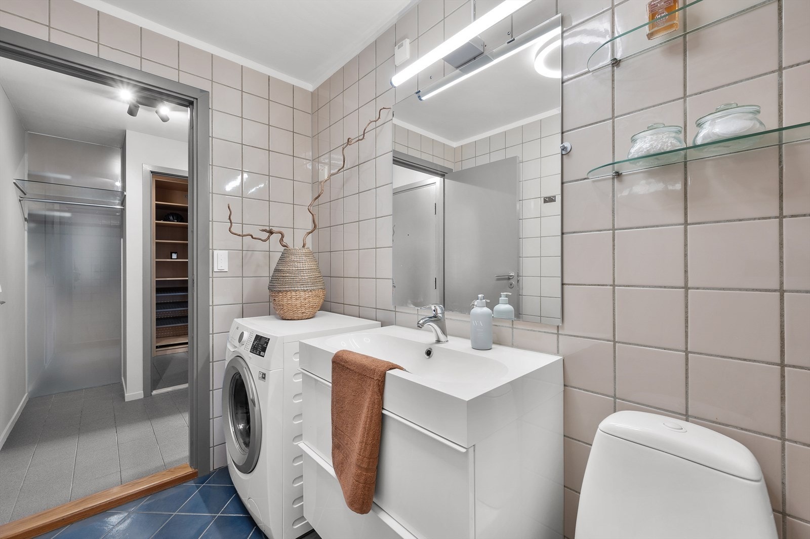 Her har du god plass til både vaskemaskin og tørketrommel. Galleribilde