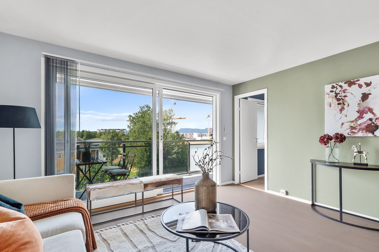 Store vindusflater slipper inn rikelig med dagslys og skaper en luftig atmosfære. Galleribilde