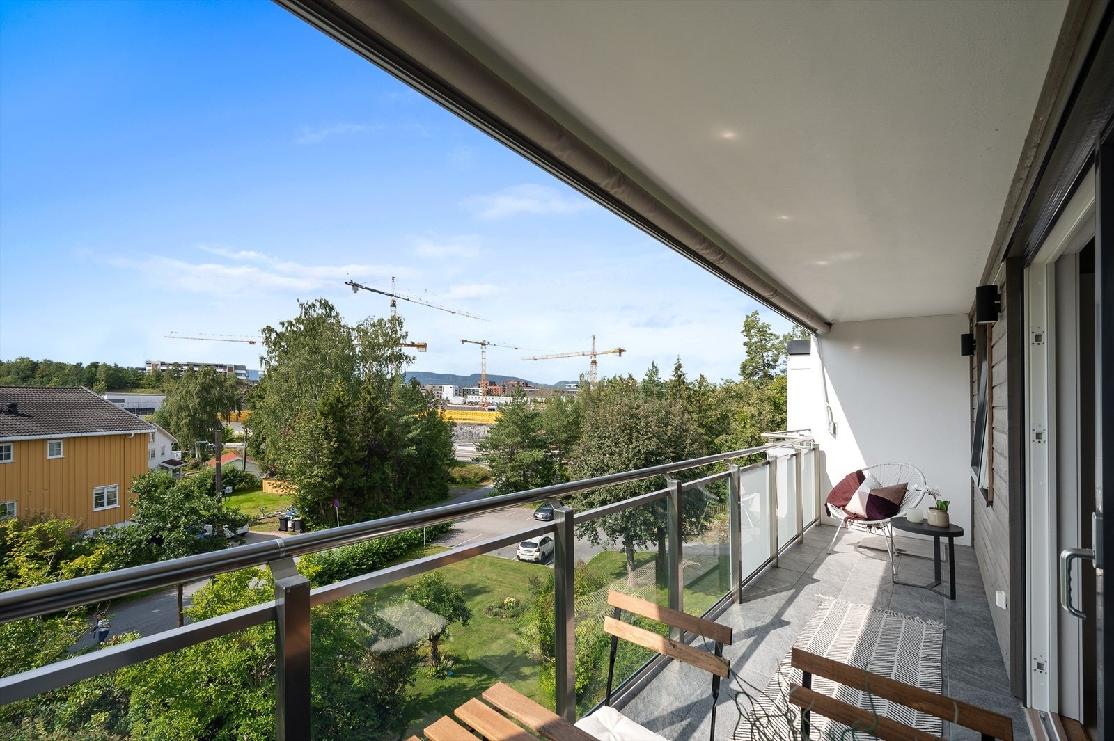 Her kan du kan nyte lange sommerdager og lune kvelder med utsikt over de grønne omgivelsene. Galleribilde