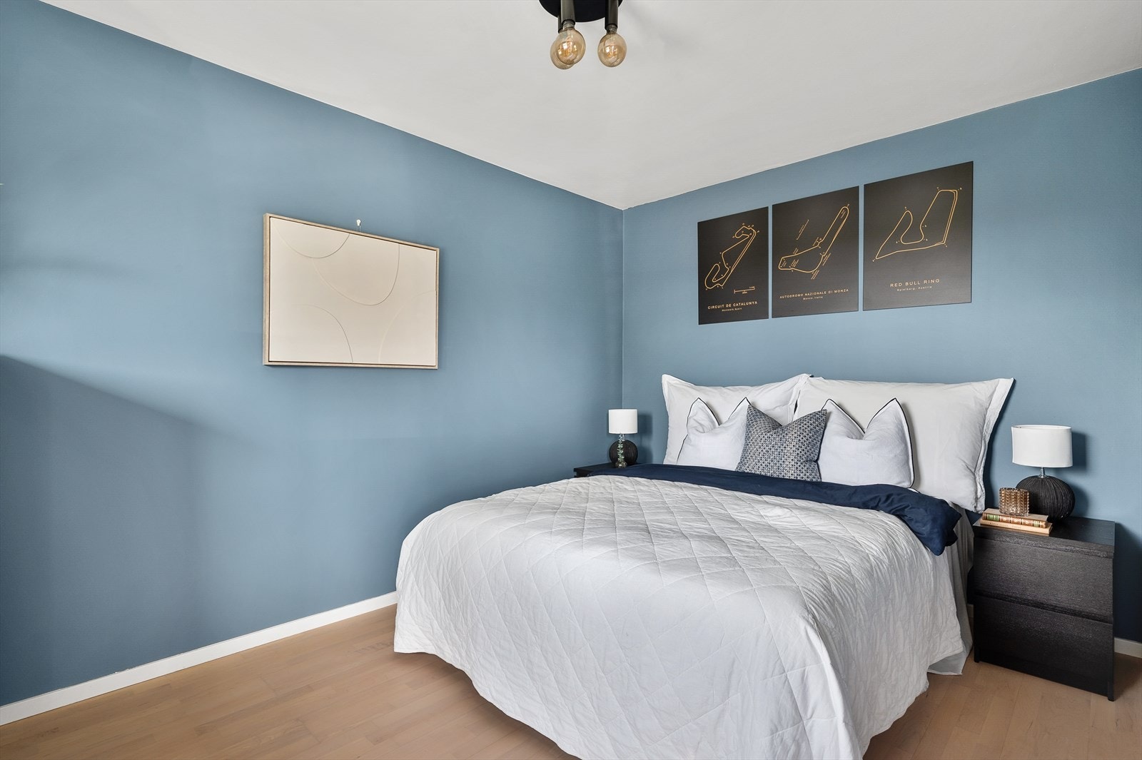 Boligen har ett romslig soverom, hvor du har plass til dobbeltseng og nattbord på begge sider. Galleribilde