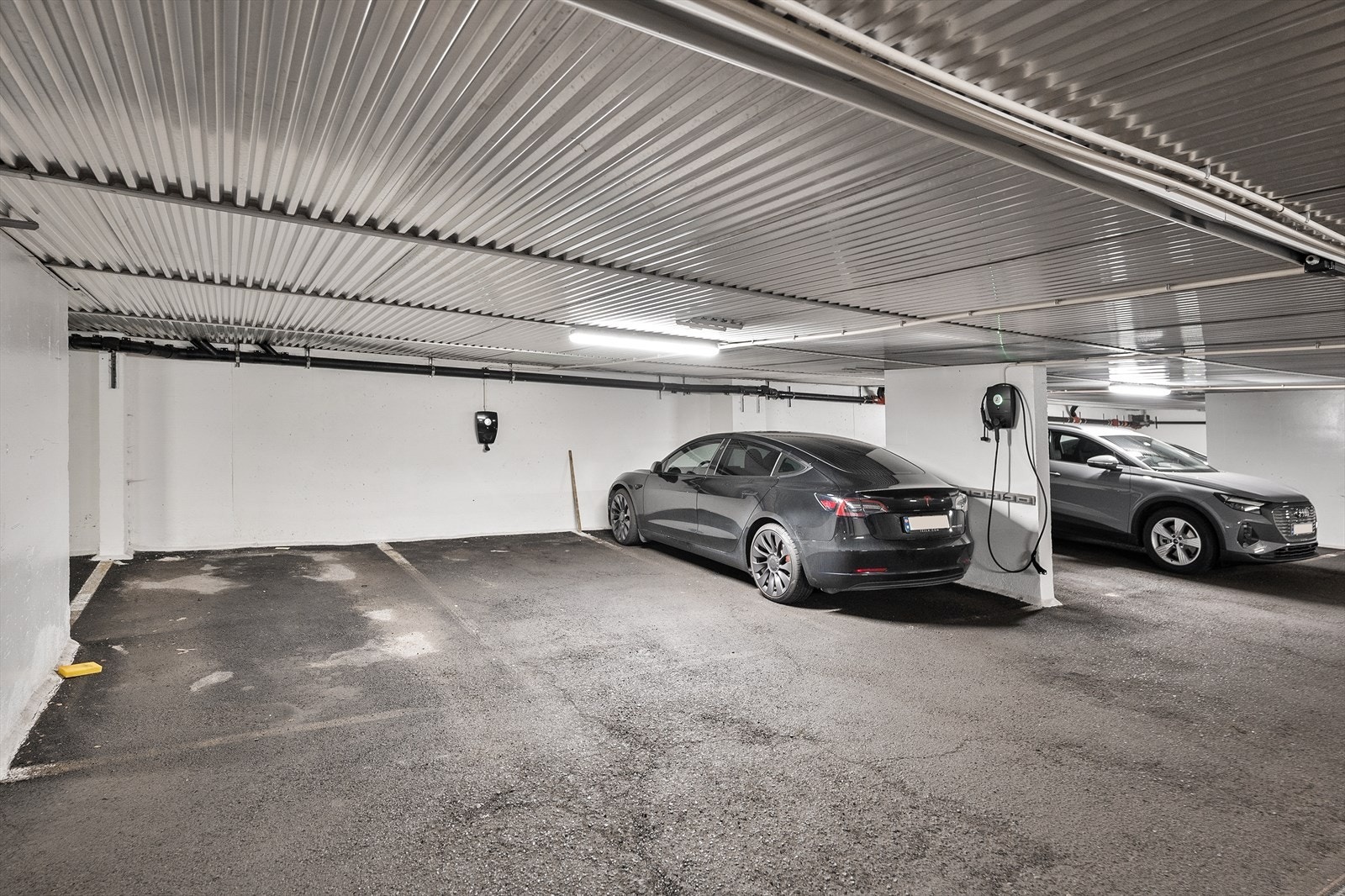 Med boligen følger det en garasjeplass med elbillader. Galleribilde