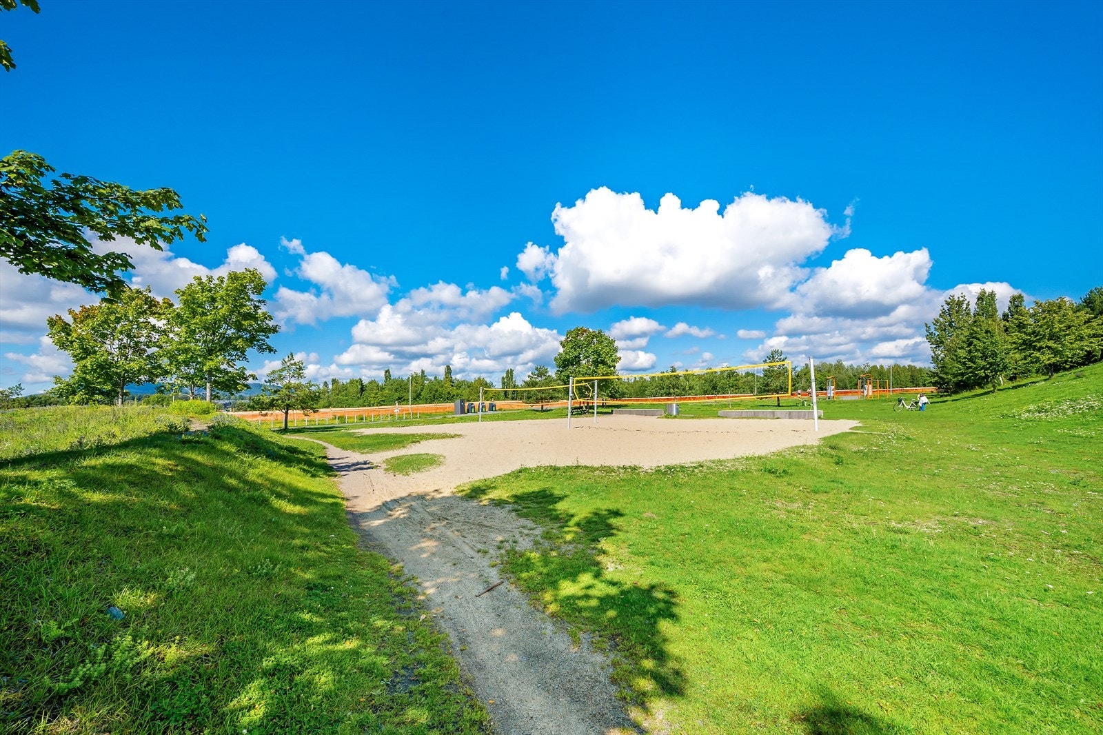 Her finner du sandstrand gresslette, kiosk, 4 strandvollyballbaner, hyggelige benker og griller. Galleribilde