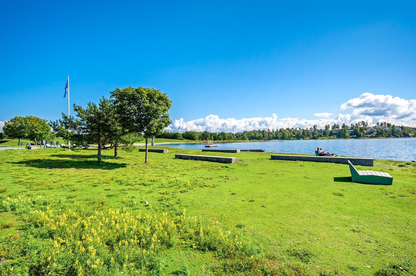 Rolfstangen med fin sandstrand, som vender ut mot Nesoddlandet, samt Halden Brygge ligger i umiddelbar nærhet. Storøyodden badeplass ligger ytterst på odden på Storøya, Galleribilde
