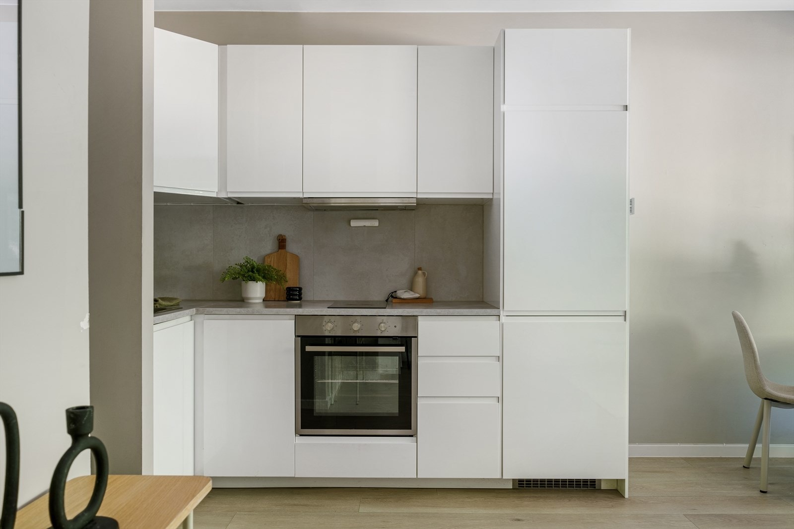 Godt med benk- og skapplass. Galleribilde