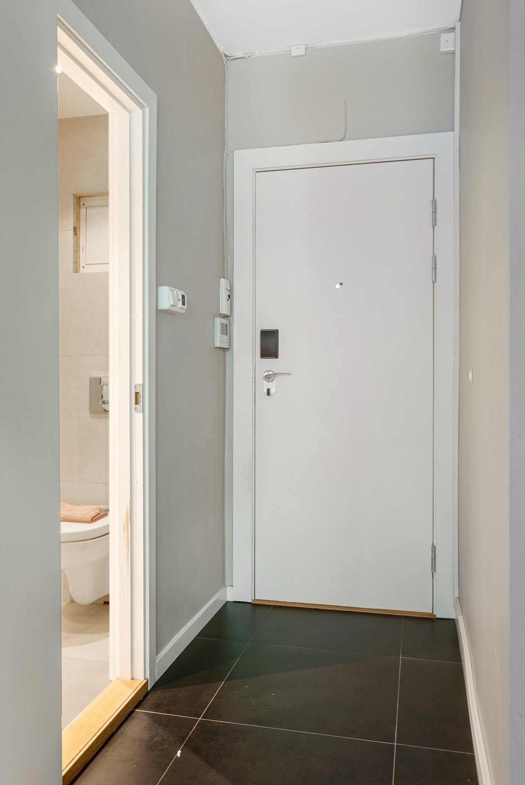 Lys og innbydende entré som gir et godt førsteinntrykk av leiligheten. Galleribilde