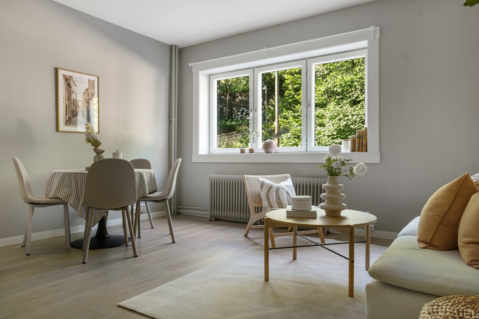 Leiligheten har grønt og frodig utsyn fra vinduene. Galleribilde