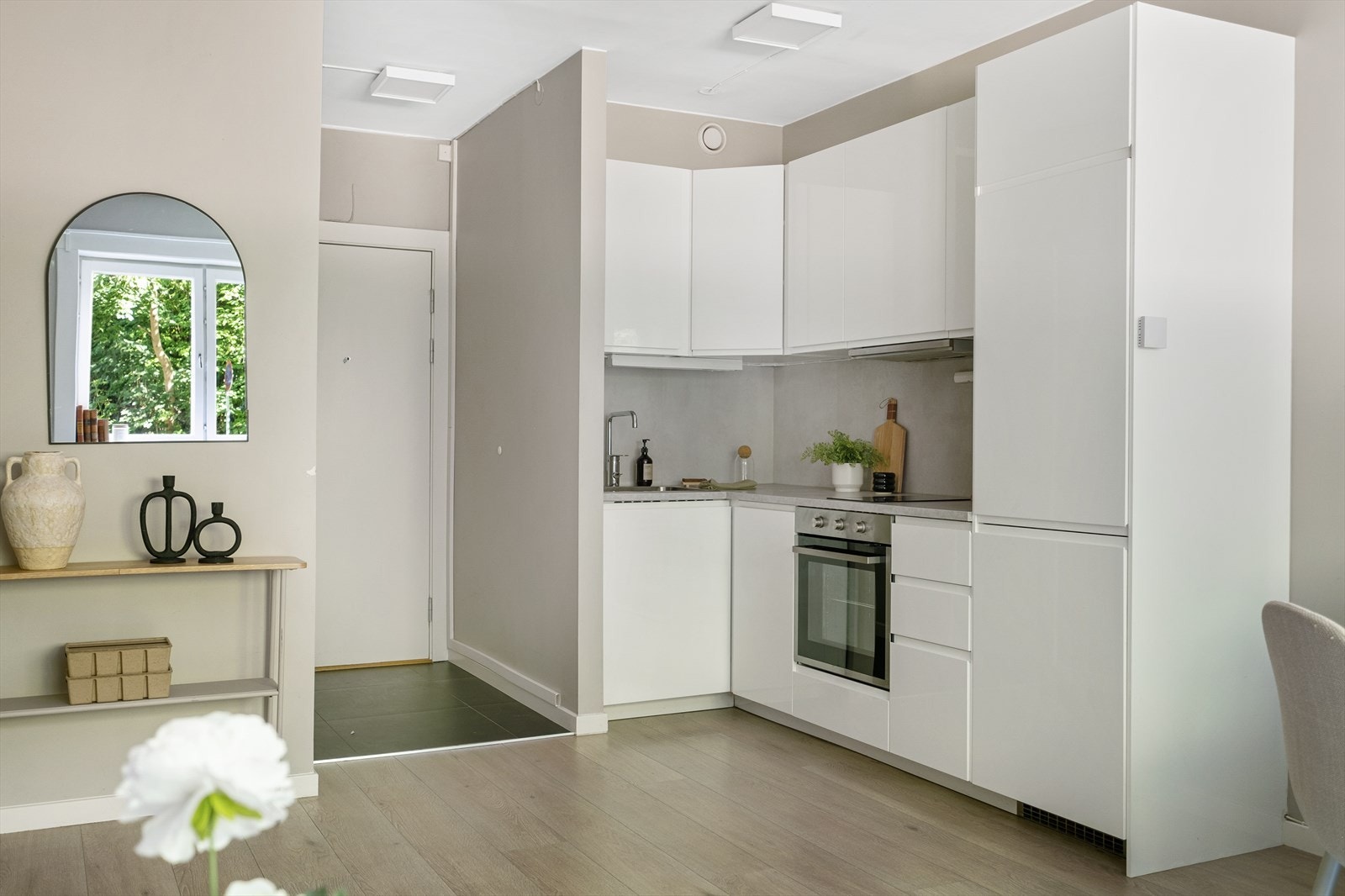 IKEA-kjøkken fra 2021 med åpen løsning mot stuen. Galleribilde