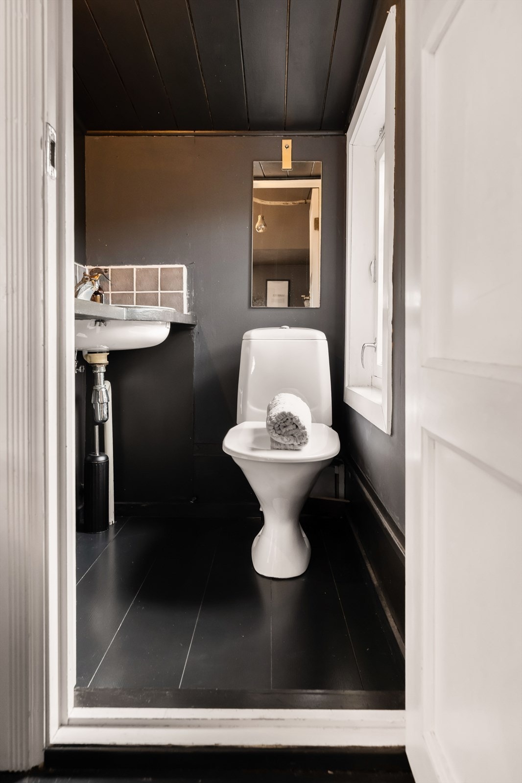 WC-rom med toalett og servant. Galleribilde