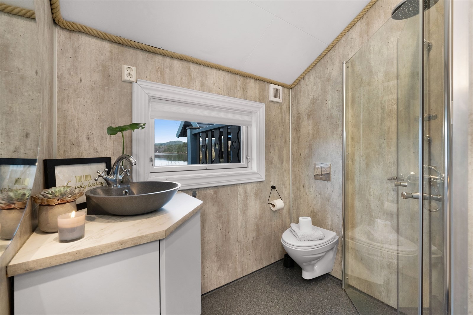 Badet er stilrent med maritime detaljer, og ble pusset opp i 2018. Galleribilde