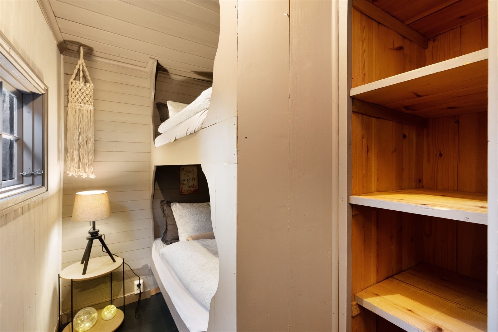 Like bak kjøkken er et rom innredet med plassbygd etasjeseng og har hyller for oppbevaring. (Rommet oppfyller ikke krav til størrelse for soverom og er således ikke godkjent). Galleribilde