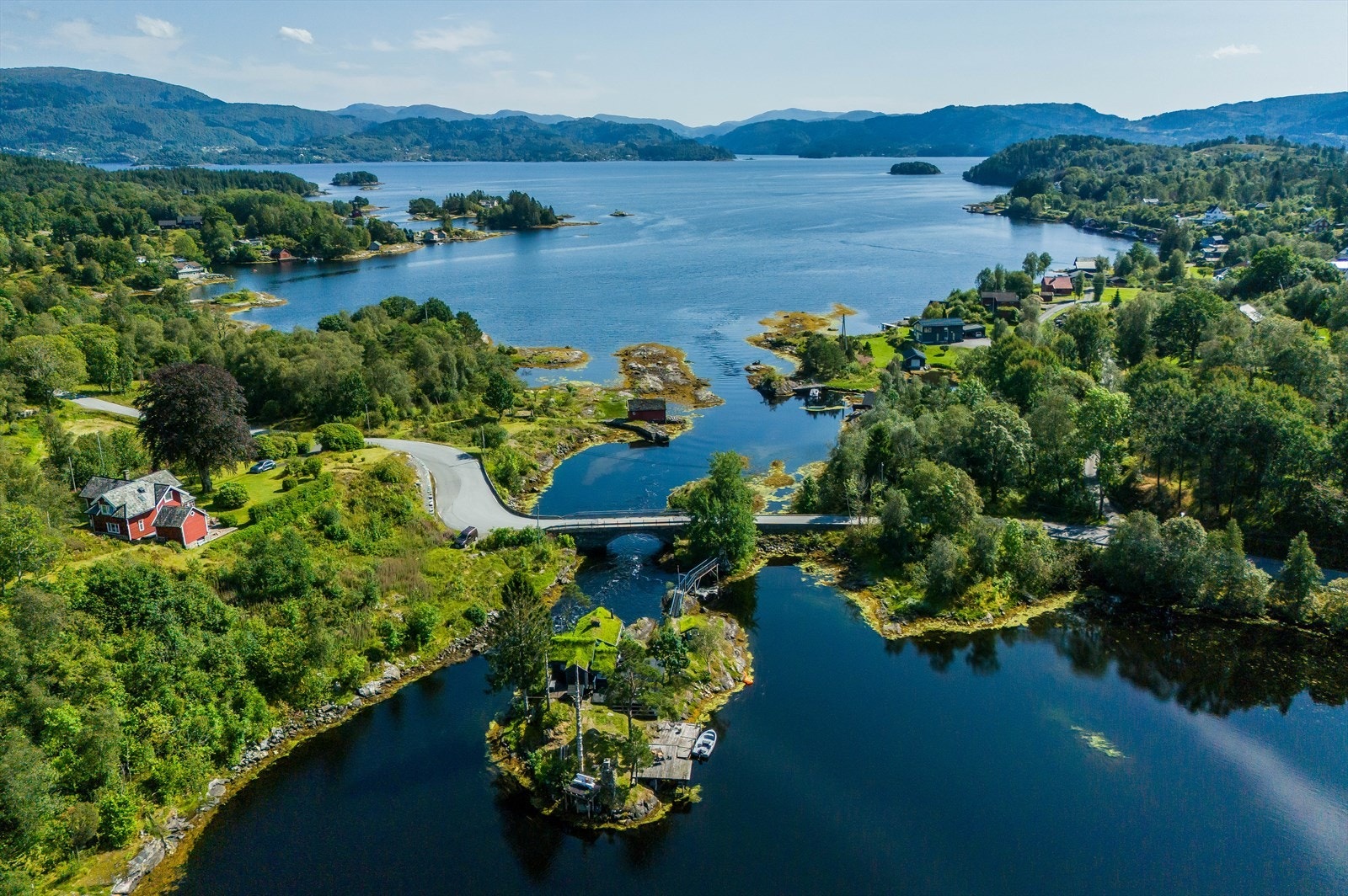 Det er kort vei til bussholdeplass. Til Eikanger bru tar det 2 min å gå, og Straumen ligger 3 minutter unna. Galleribilde