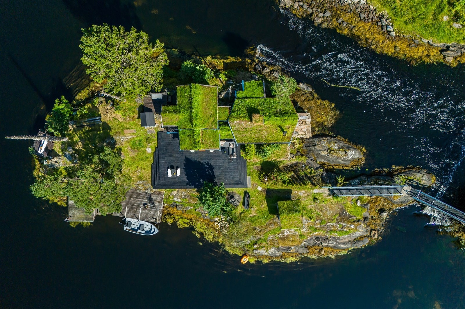 Ta gjerne en titt på eiendommens hjemmeside: https://www.eventyrholmen.com/ Galleribilde