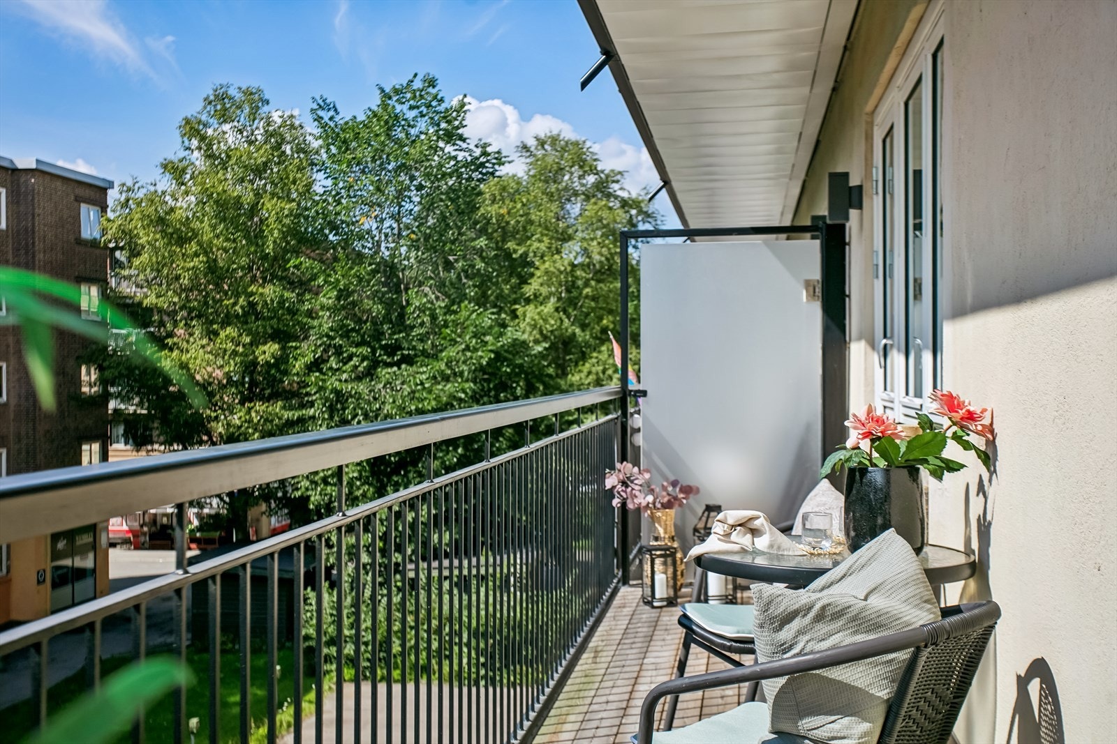 Balkongen, som måler 7,7 m², blir en naturlig forlengelse av leiligheten om sommeren. Galleribilde