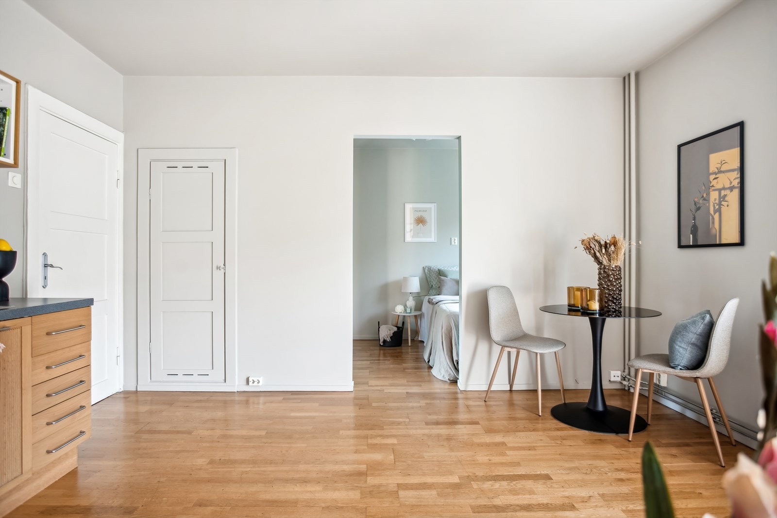 I stuen er det plass til sofa, tv og bord. I tillegg har du en praktisk innvendig bod til oppbevaring, og en kjellerbod følger også med. Galleribilde