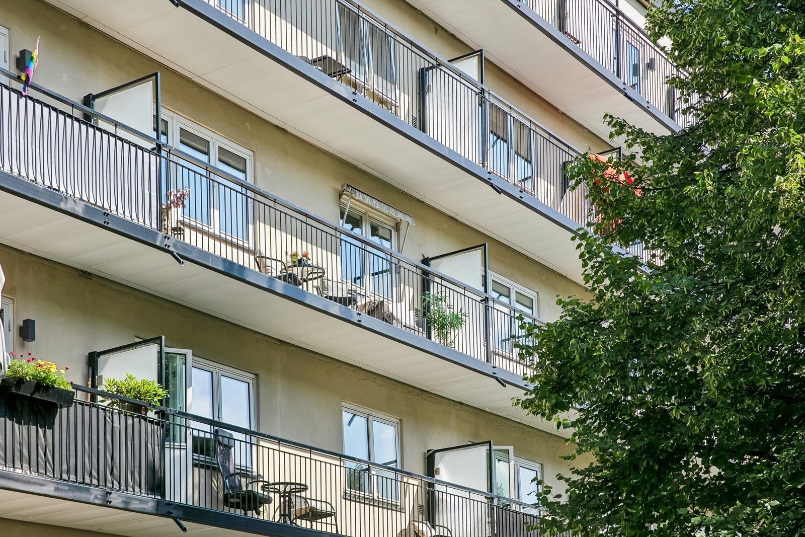 Velkommen til et fredelig og populært boligområdet på Sinsen! Med sin flotte beliggenhet er det grønt og frodig utenfor, sentralt og rolig, samtidig kort avstand til ring 2 og 3. Galleribilde