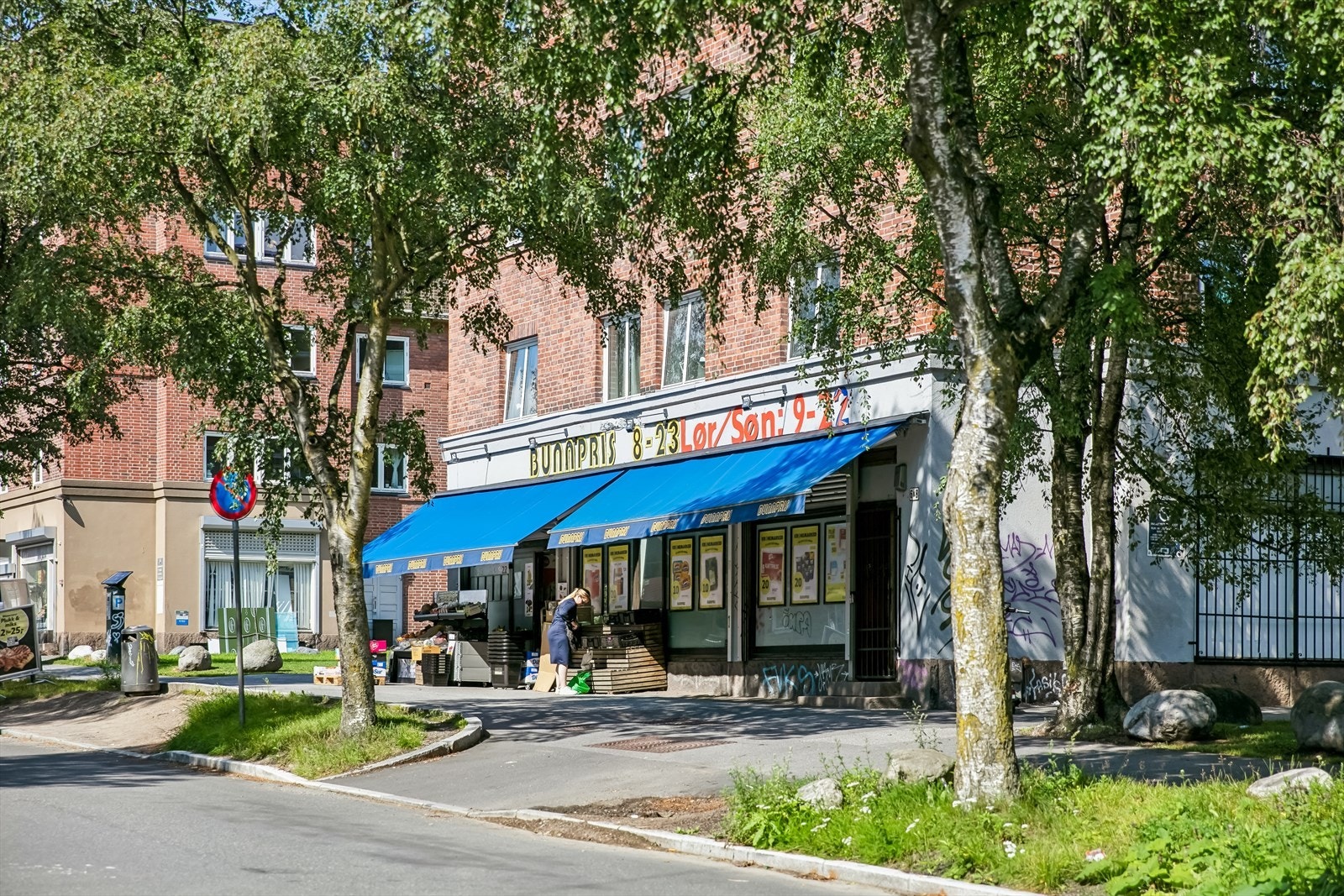 Leiligheten har kort avstand til kollektivtransport, inkludert buss, trikk og T-bane. I tillegg er det gangavstand til flere dagligvarebutikker som Bunnpris, Kiwi, Rema 1000 og Nærbutikken, hvor sistnevnte er så nært at du kan gå dit i tøfler. Galleribilde