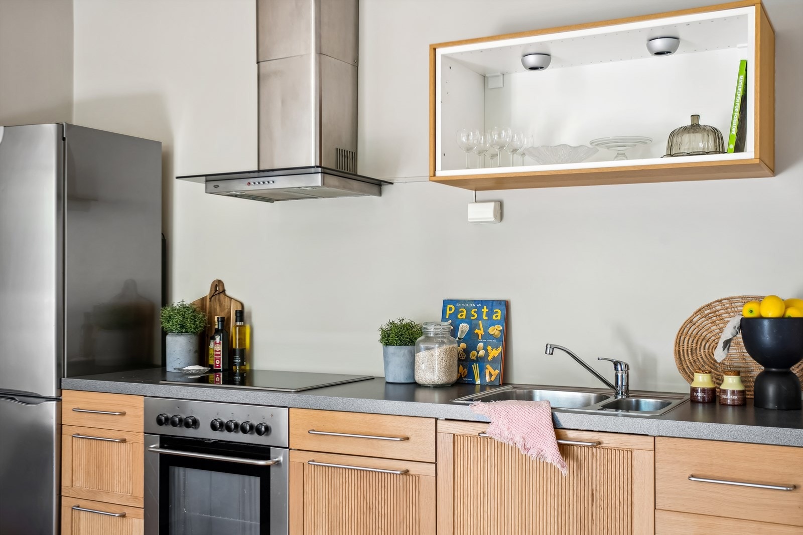 Kjøkkenet er fra 2004 og består av fronter med eikefinér. Av hvitevarer består kjøkkenet av integrert platetopp og stekeovn, samt en nisje i innredningen med plass til kjøl/fryseskap. Galleribilde