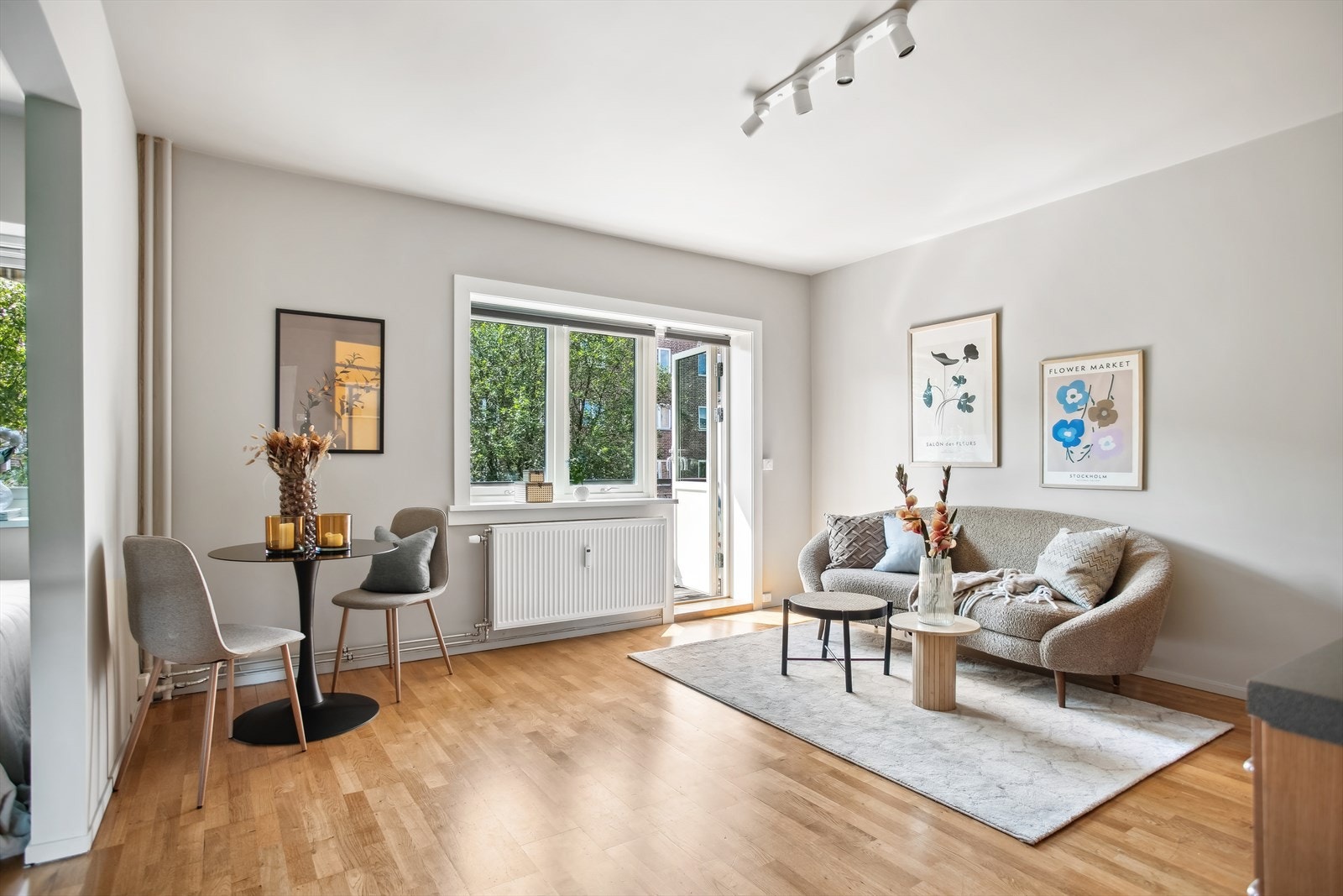 Takhøyden på 2,61 meter sammen med de store vinduene gir leiligheten en følelse av lys og luftighet. Galleribilde