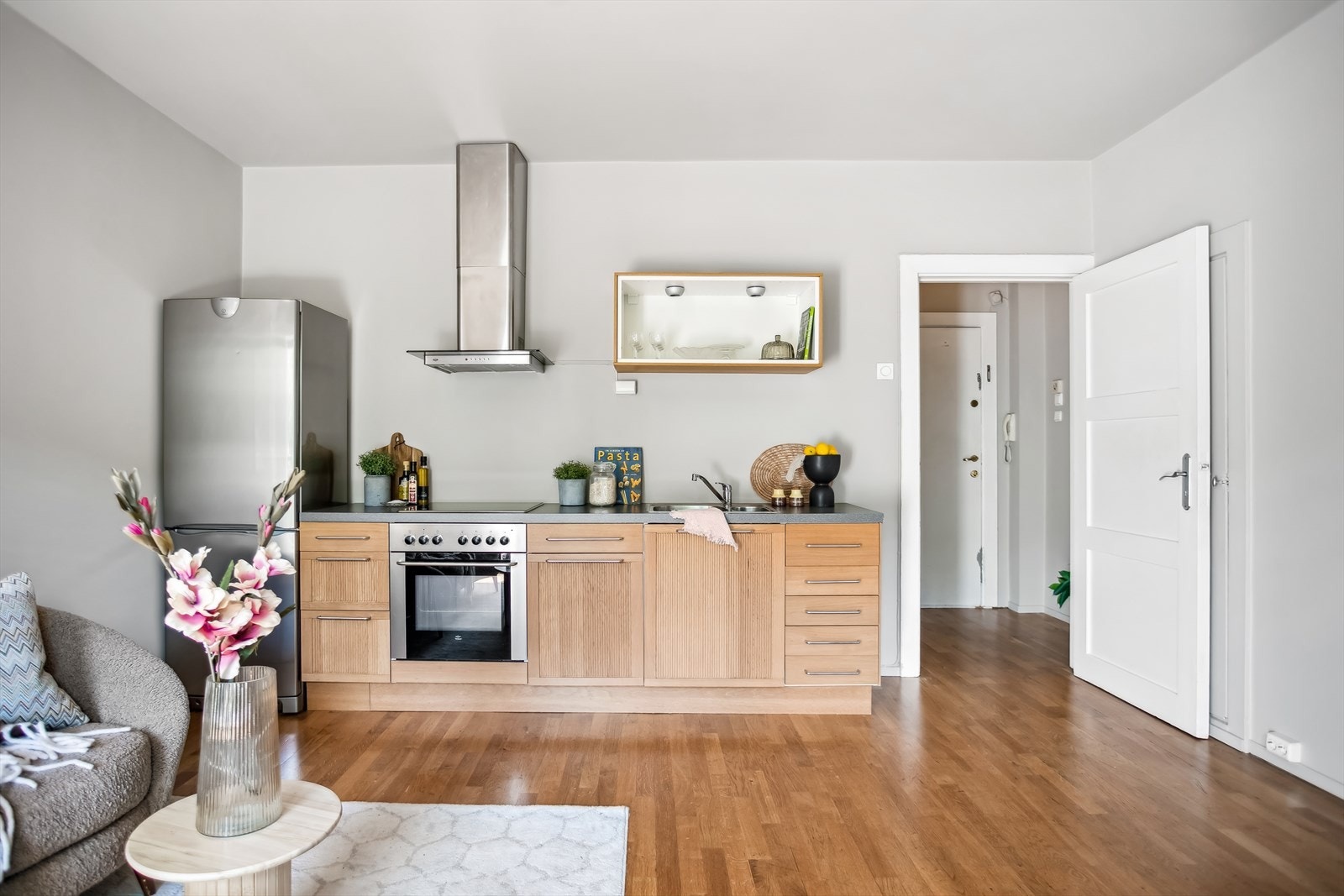 Kjøkkenet er i en åpen løsning mot stuen. Galleribilde