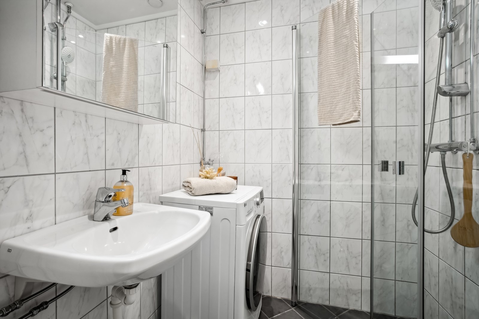 Baderommet ble tatt i sameiets regi i 2006. Badet har fliser på både gulver og vegg, og gulvet er utstyrt med varmekabler. Galleribilde