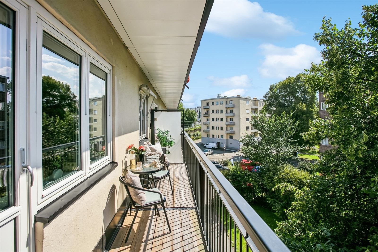 Fra stuen er det utgang til den flotte sydvestvendte balkongen. Galleribilde