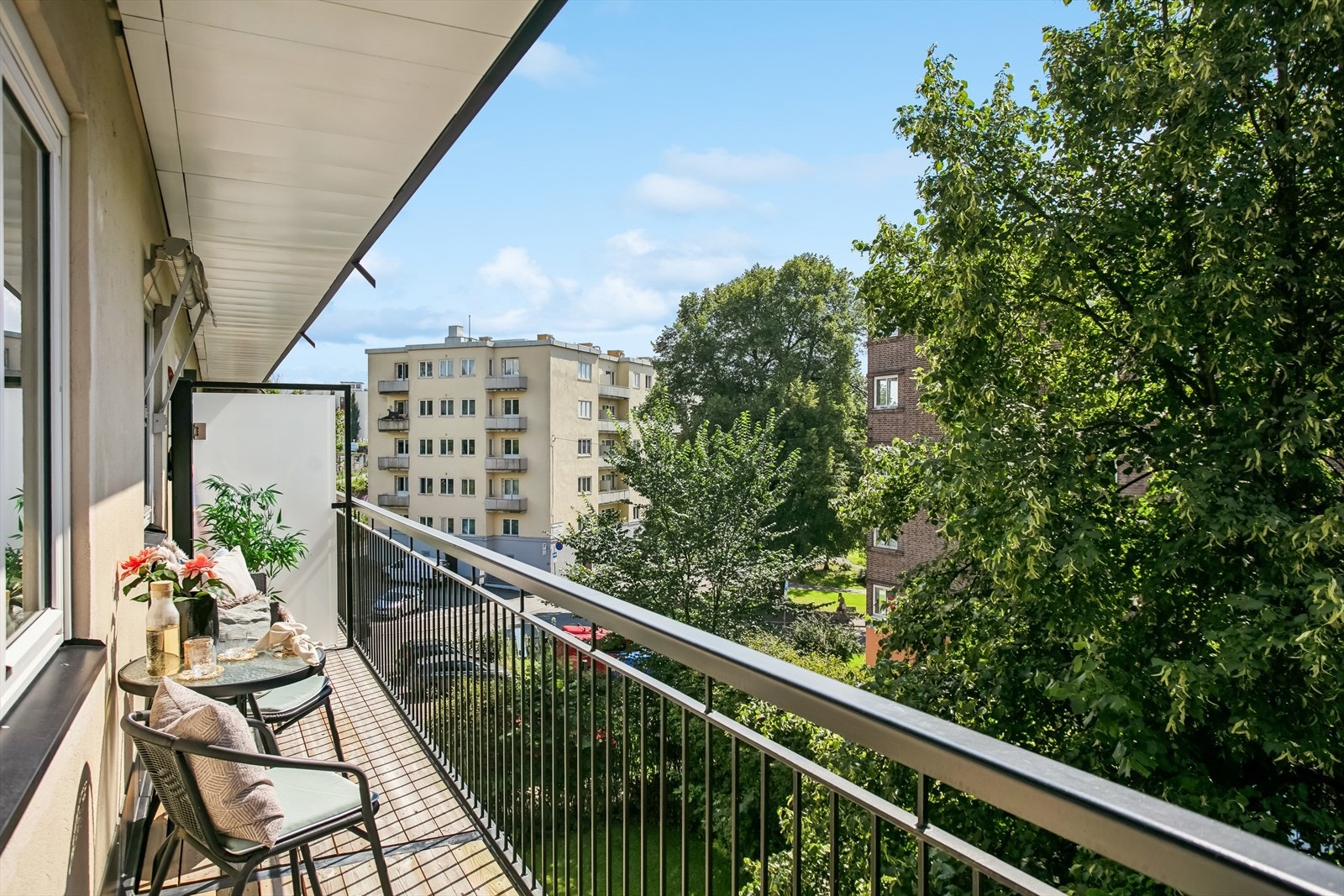 Fra leiligheten har du utsikt mot frodige, grønne trær. Galleribilde