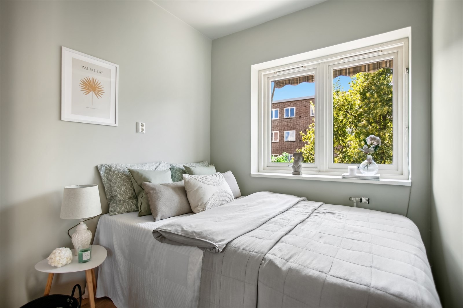 Soverommet, sammen med resten av leiligheten, vender mot grønne og rolige omgivelser. Galleribilde