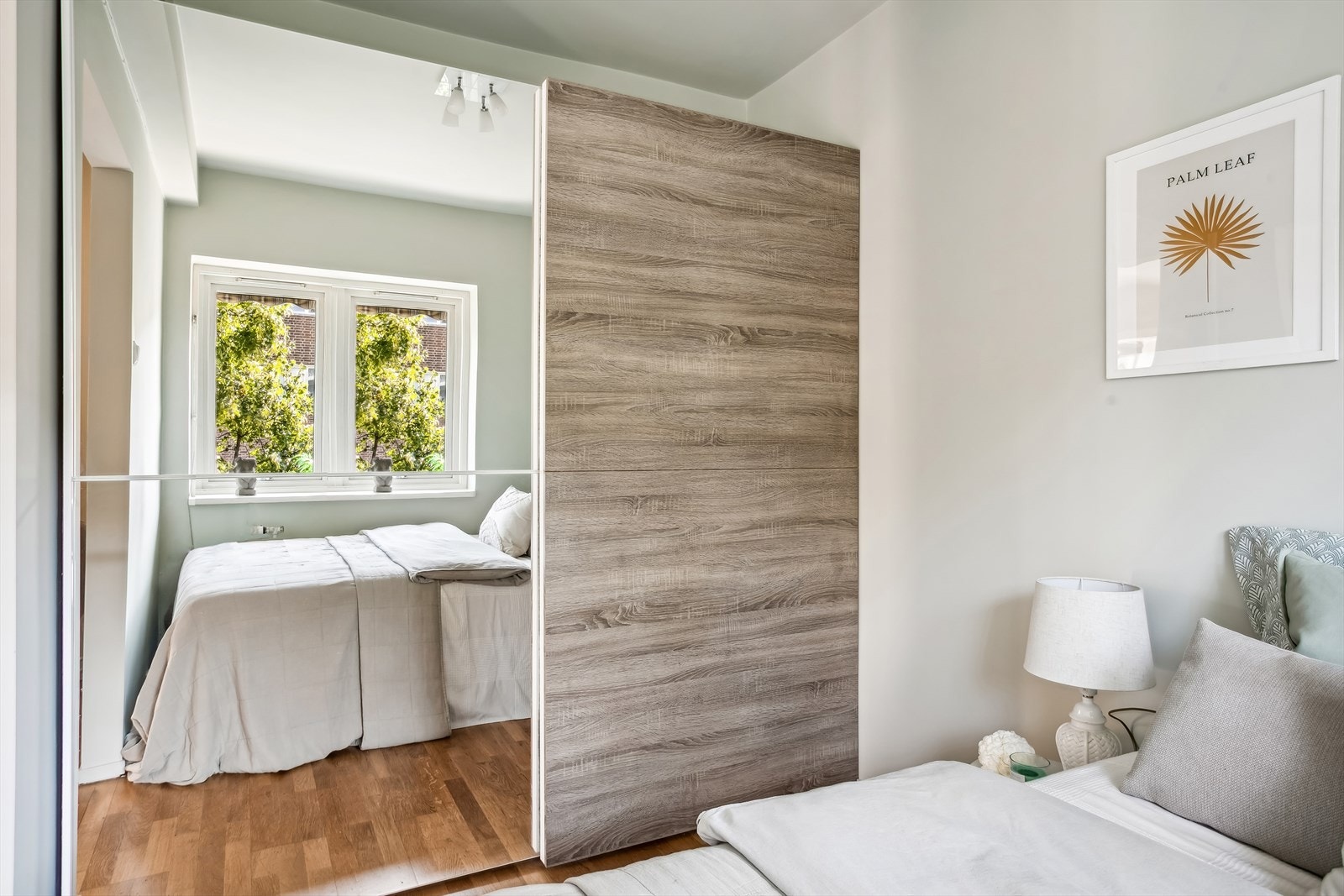 Det medfølger et stort garderobeskap med god oppbevaringsplass. Galleribilde