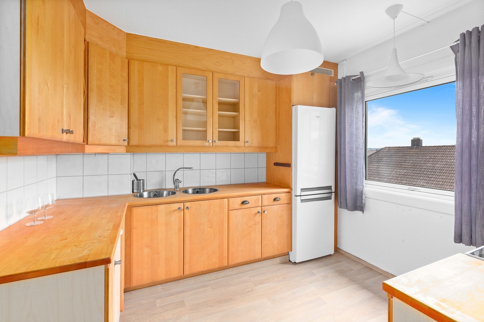 Kjøkken som har godt med skap plass. Galleribilde