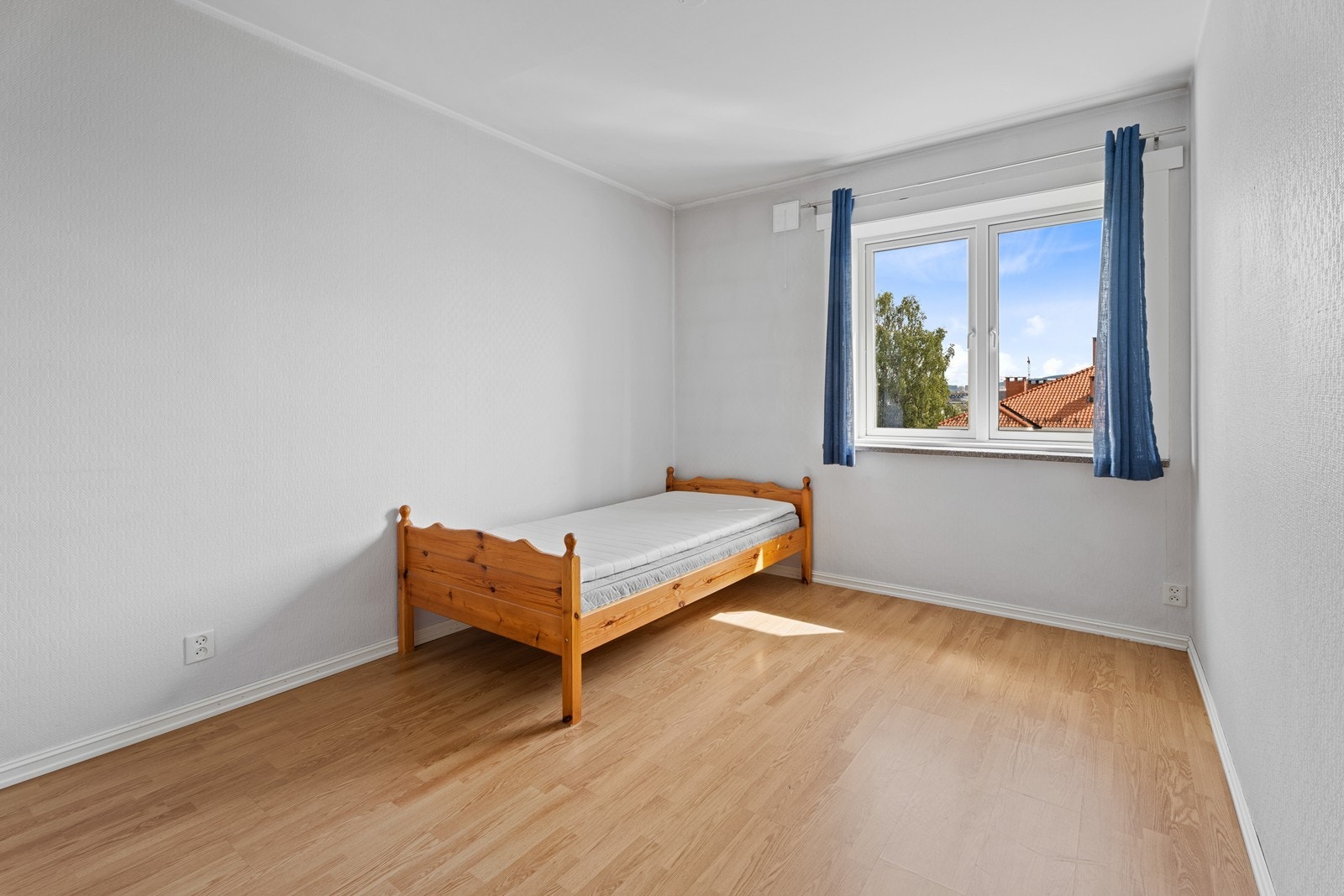 Det første soverommet er av god størrelse med plass til en dobbeltseng og annen ønskelig innredning. Galleribilde