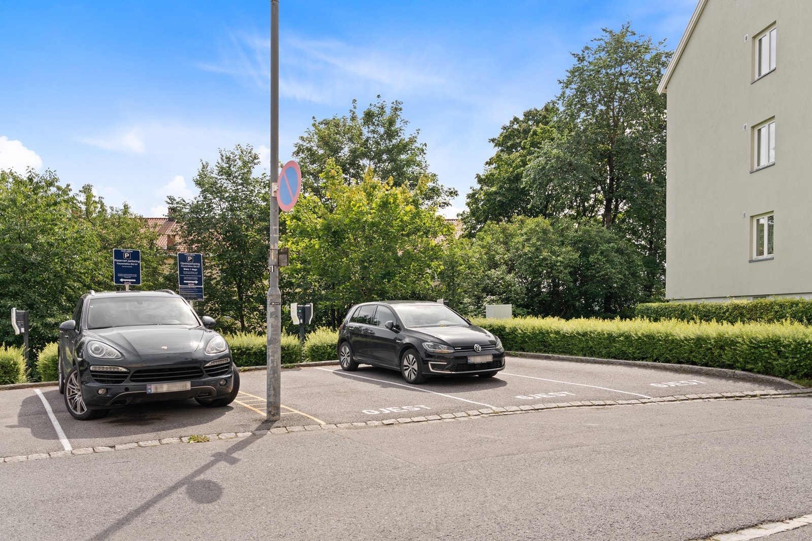 Det er gode parkeringsmuligheter både for beboerne og gjester. Galleribilde