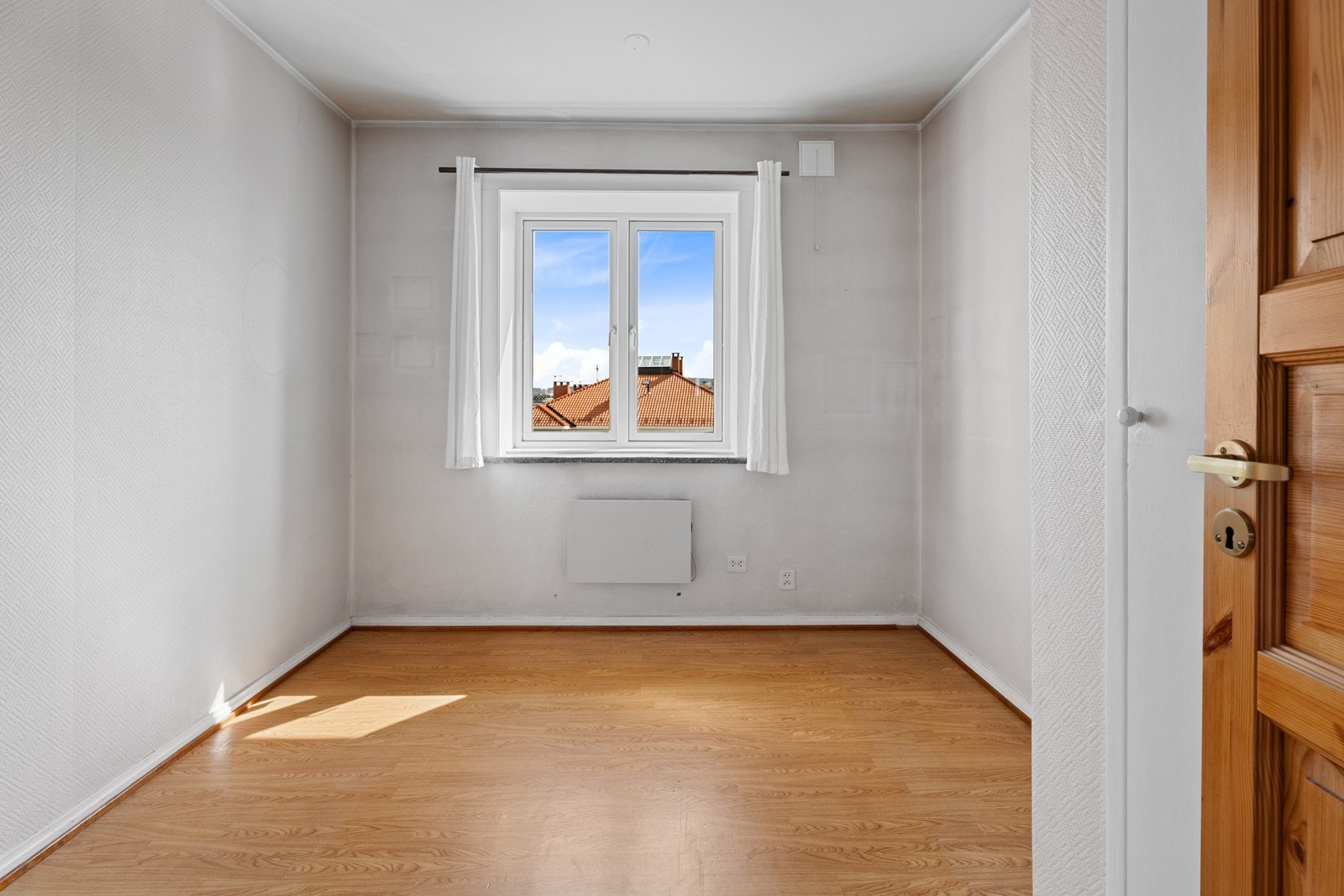 Soverom 2 er også av god størrelse med plass til en seng og annen ønskelig innredning. Galleribilde