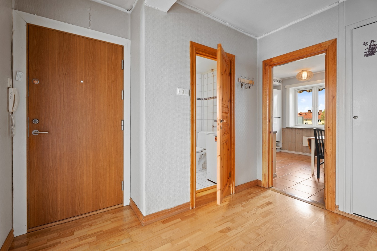 Romslig entré med god plass til å henge opp jakker og sette fra seg sko. Galleribilde