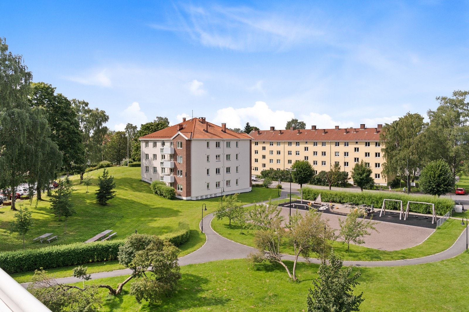 Fra balkongen har du flotte solforhold og en nydelig utsikt over nærområdet og grøntarealene. Galleribilde