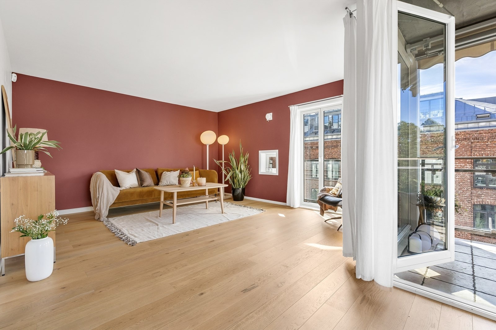 Stort oppholdsrom med mange innredningsmuligheter. Galleribilde