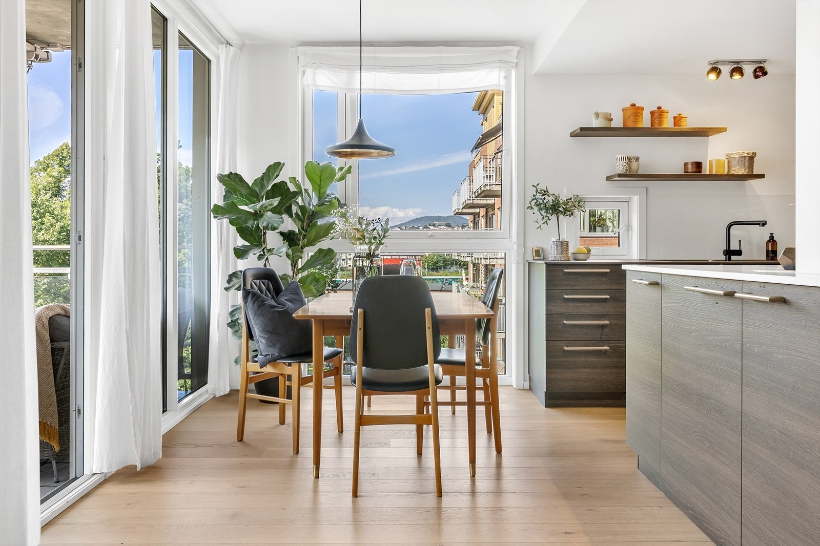 God plass til spisestue som lar deg invitere venner og familie til hyggelige måltider. Galleribilde