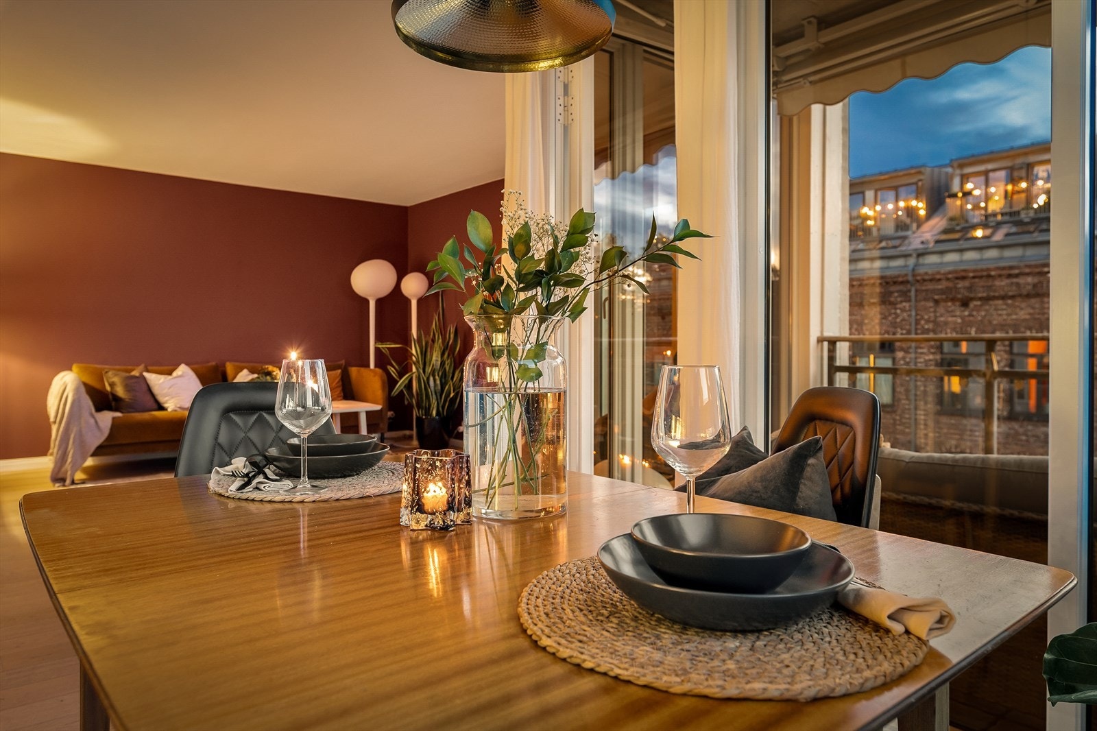 Leiligheten er veldig lys og luftig, men oppleves samtidig lun og behagelig om kvelden. Galleribilde