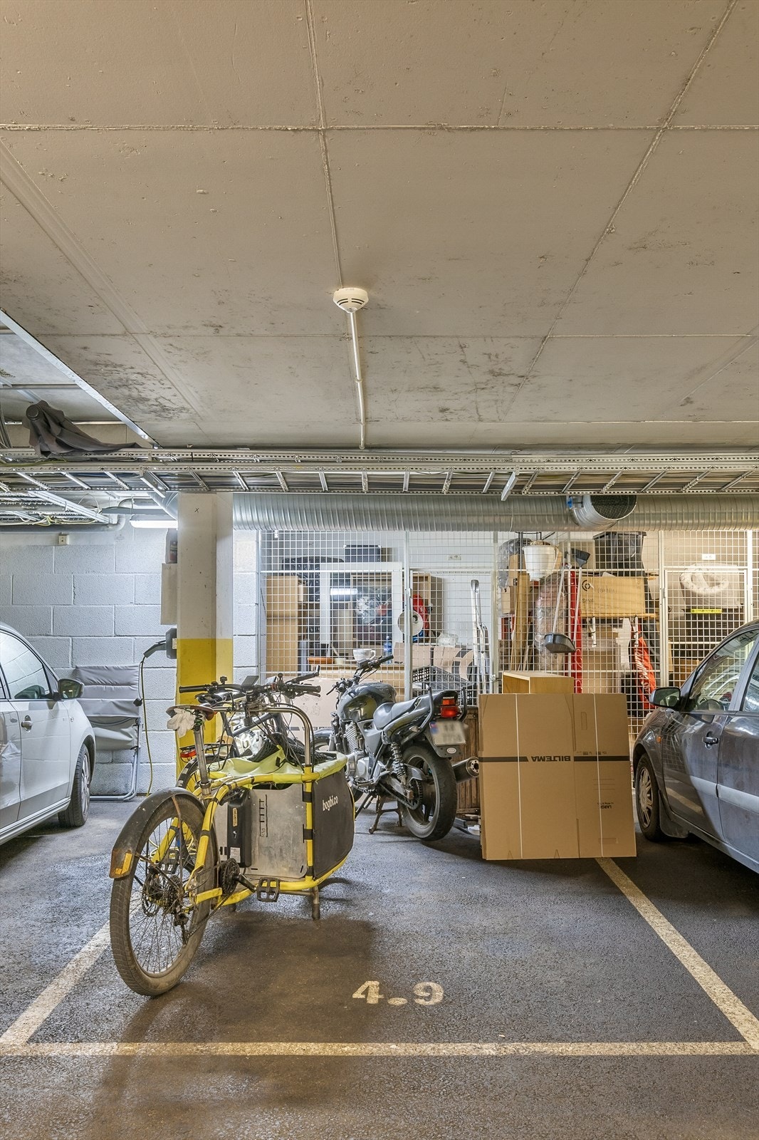 Garasjeplass med tilhørende bod i bakkant (begge merket 4.9) tilhører seksjonen. Det er mulig å leie ut garasjeplassen, noe som selger gjør i dag. Galleribilde