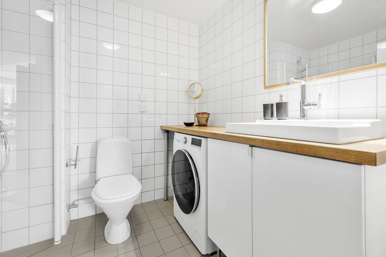 Baderommet har rikelig med oppbevaringsplass, og opplegg for vaskemaskin. Galleribilde