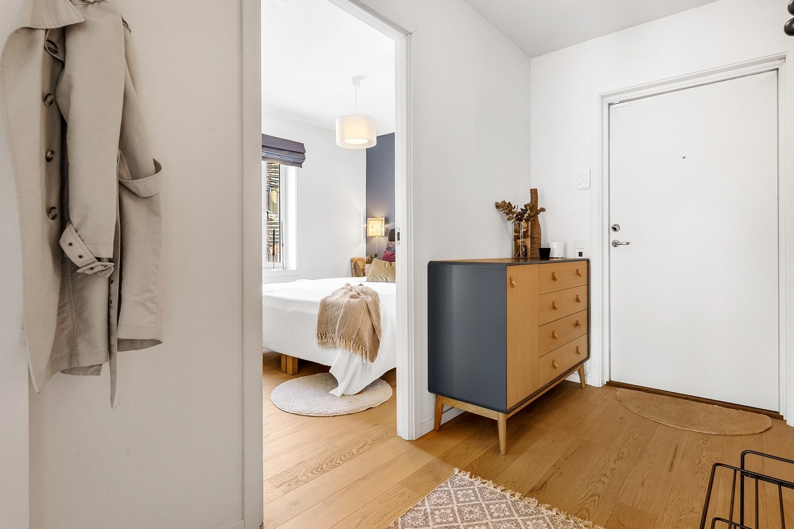 Velkommen inn! I entréen er det plass til å henge fra seg yttertøy og sko. Galleribilde