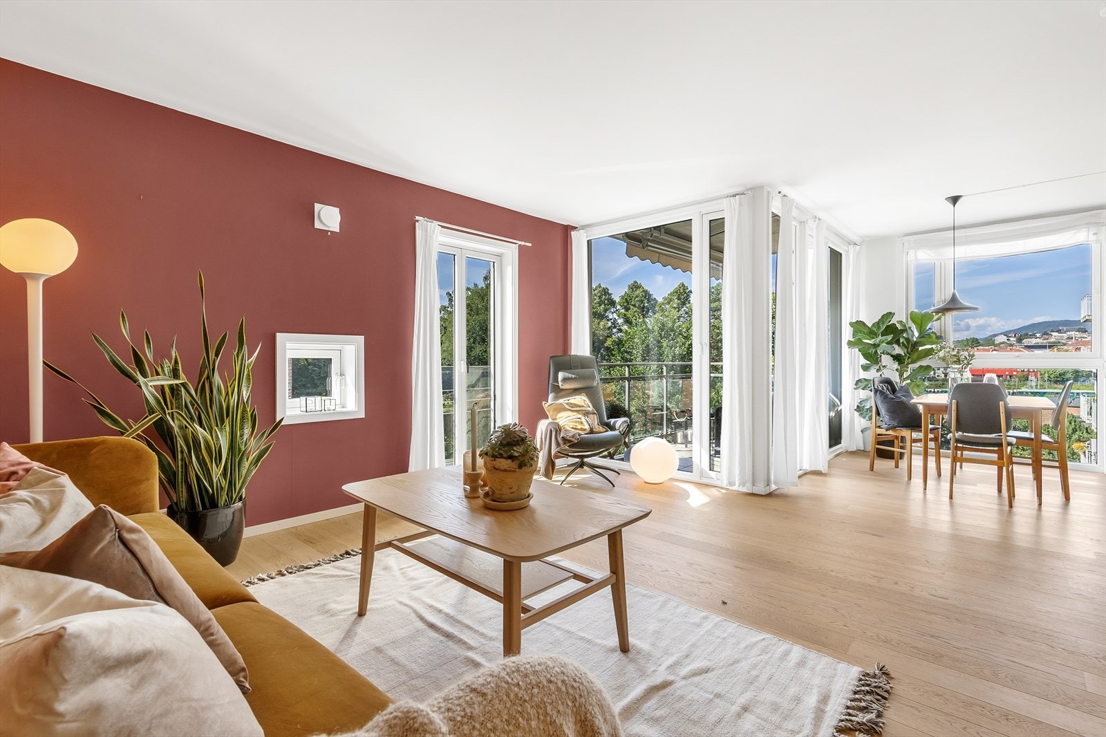 Svært usjenert og trivelig stue med mange store vindusflater som slipper inn rikelig med lys og gir deg flott utsikt over byen. Galleribilde
