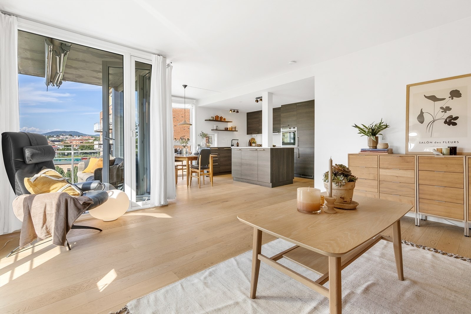 Leiligheten fremstår svært lys og moderne med 1-stavs parkettgulv og et lekkert kjøkken med kjøkkenøy. Galleribilde