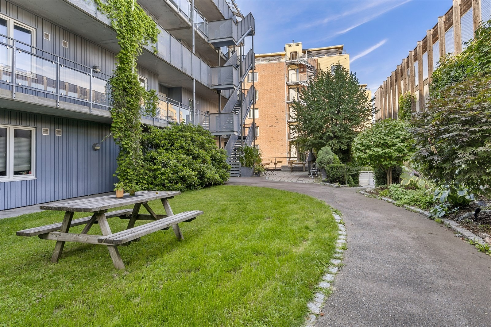 Sameiet har en pent opparbeidet hage med gressplen, sittergupper og beplantning. Galleribilde