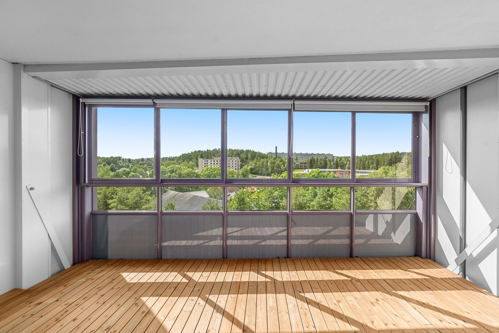 Her er det god plass til både sittegruppe og grill. Galleribilde