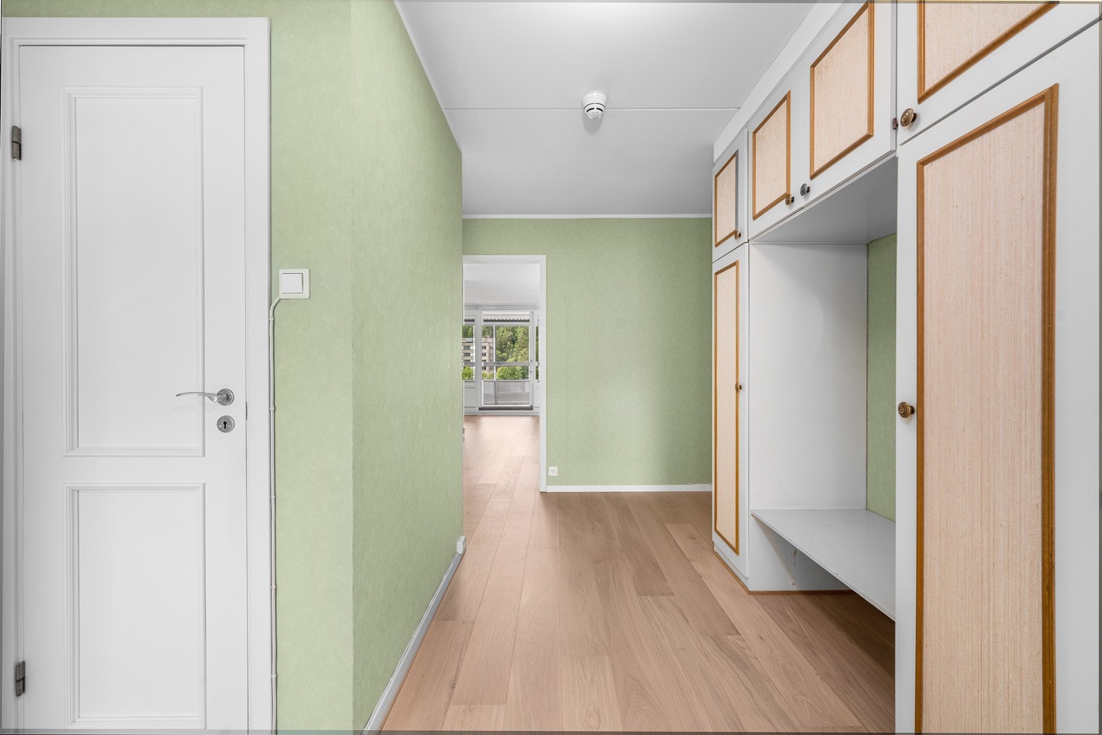 Overflatene på gulvet består av laminat og parkett. Galleribilde