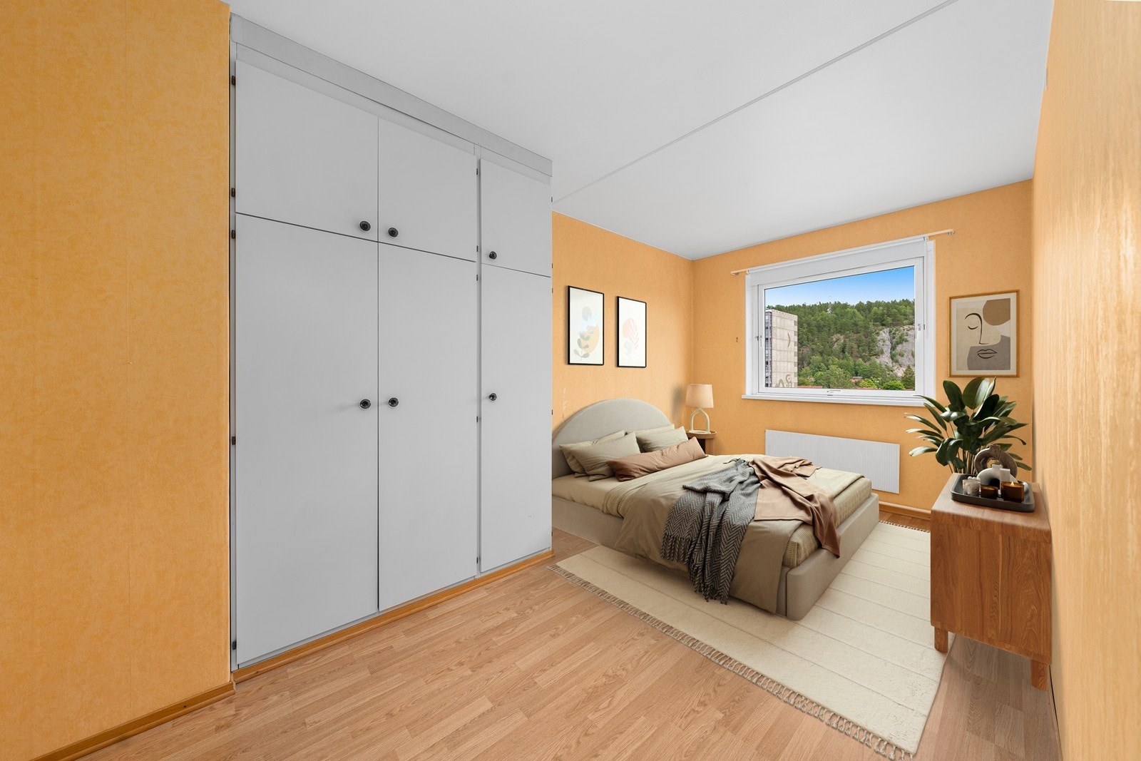 Romslig hovedsoverom med god plass til dobbeltseng med tilhørende møblement. (Digital styling av hvordan leiligheten kan møbleres) Galleribilde