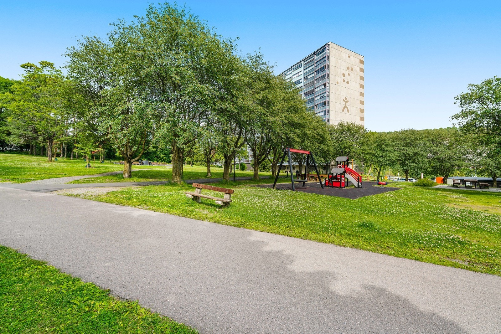 Lekeplass ligger rett i nærheten av leiligheten. Galleribilde