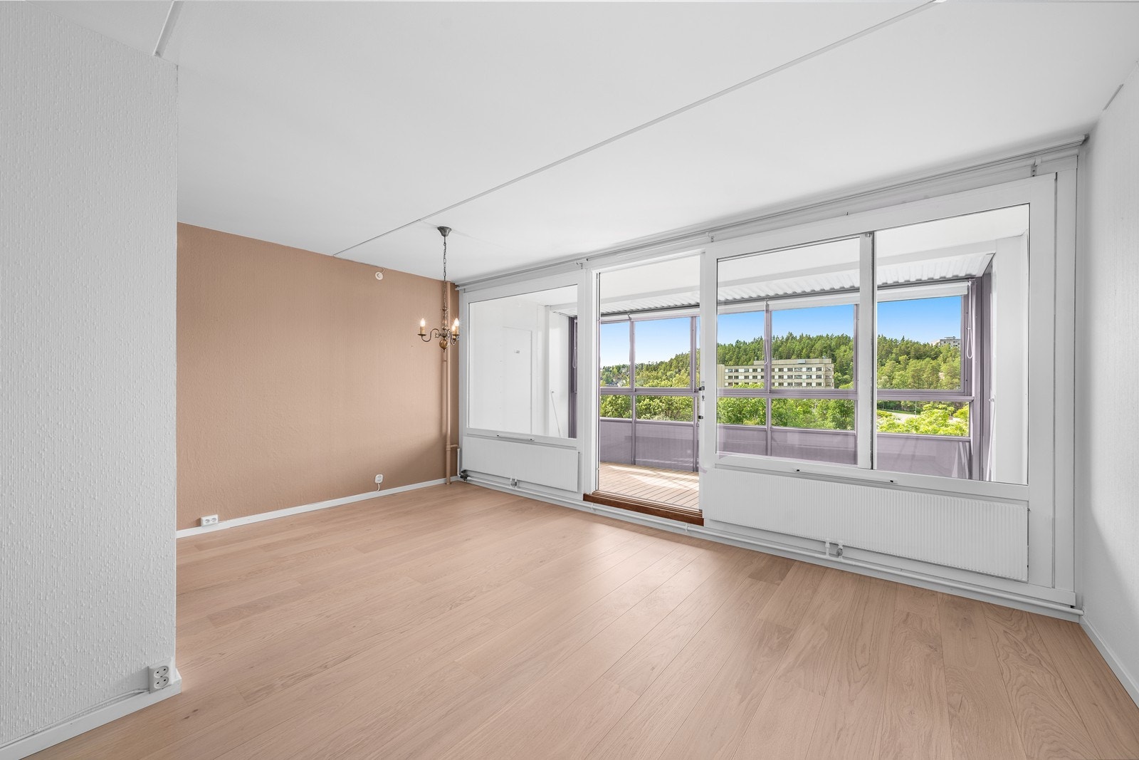 Store vindusflater som slipper inn mye naturlig lys inn i rommet. Galleribilde