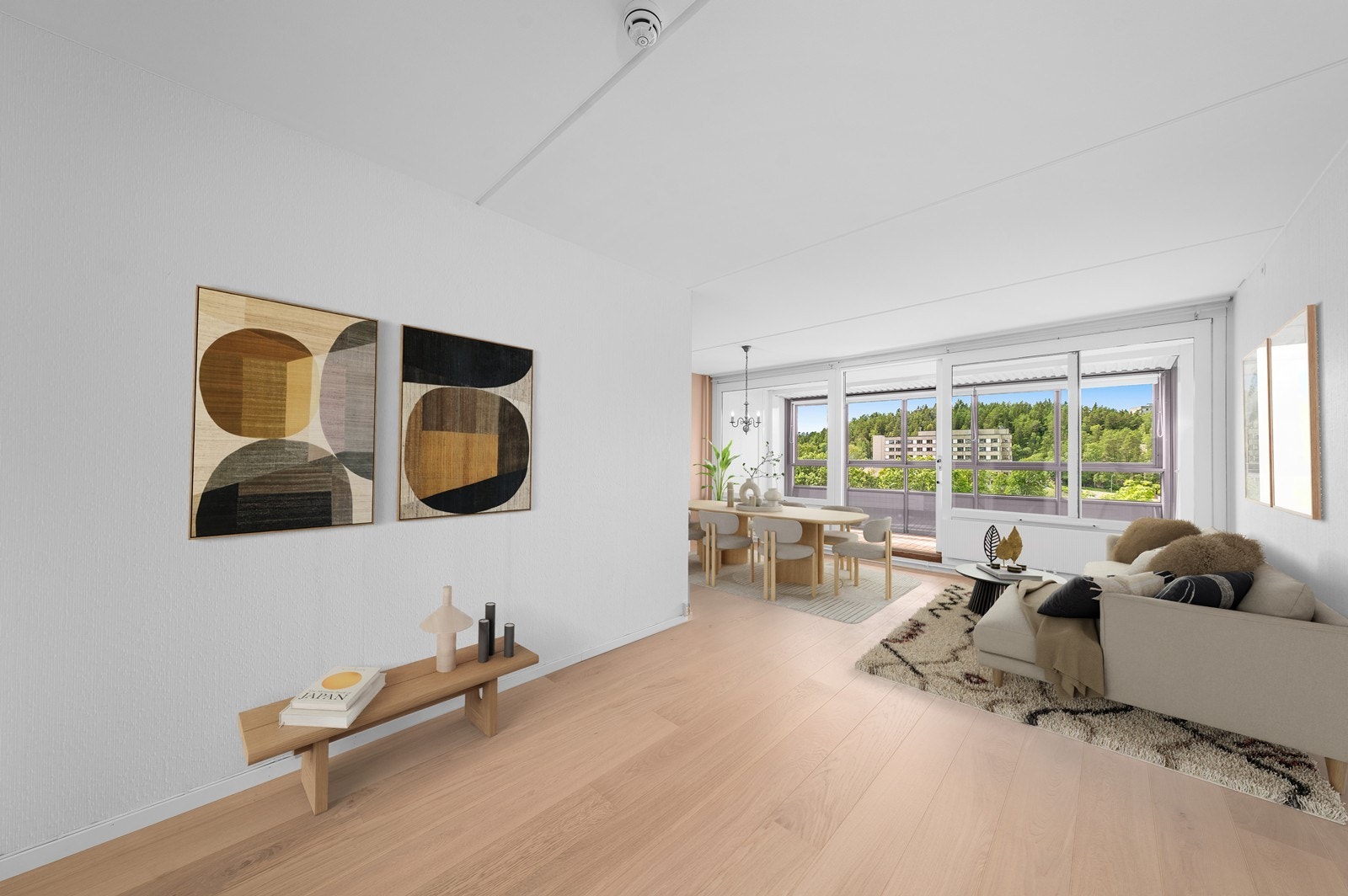 Lys og romslig stue med god plass til sofaseksjon og spisestue. (Digital styling av hvordan leiligheten kan møbleres) Galleribilde